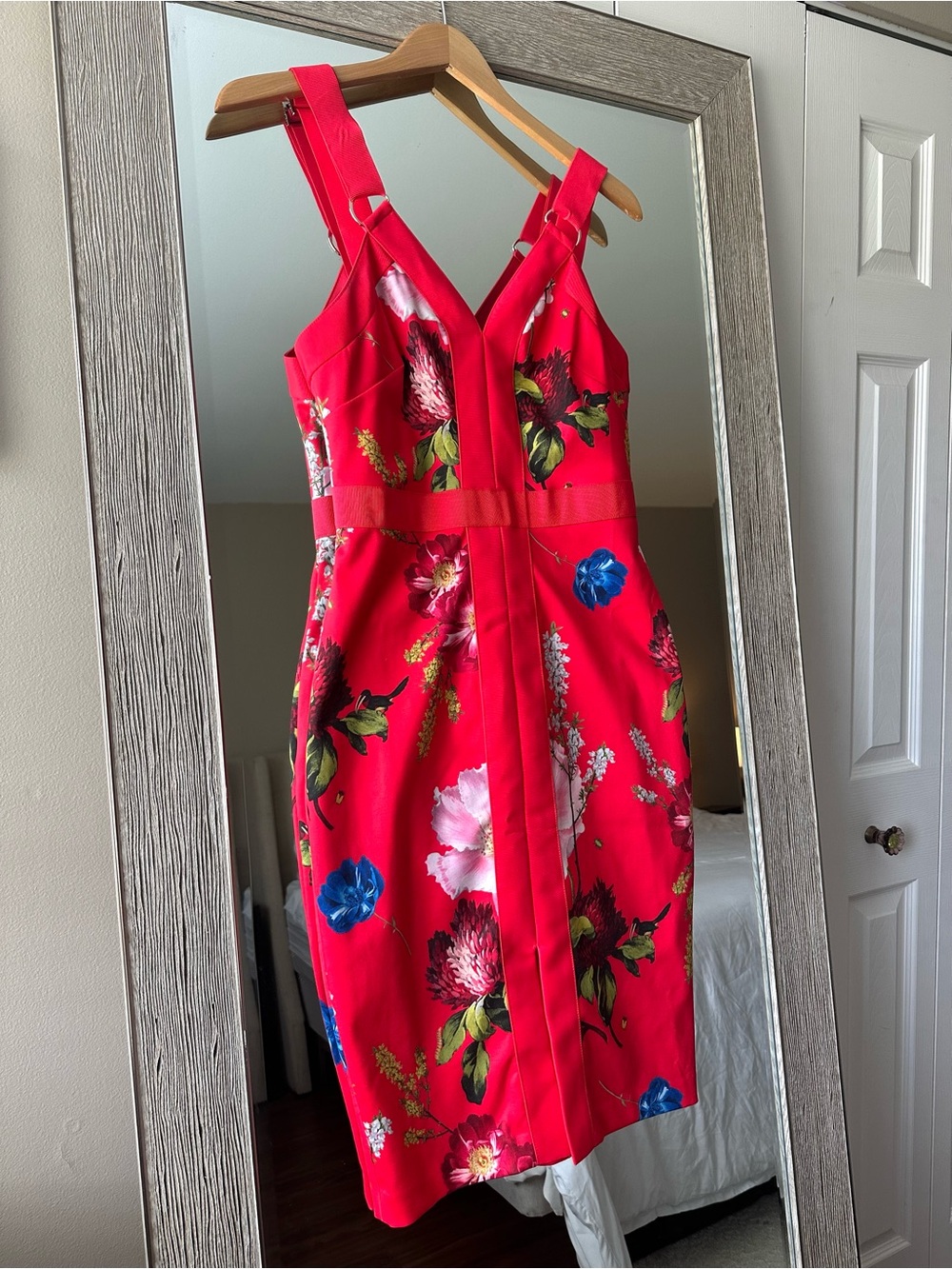 Ted Baker Red Floral V-Neck Sleeveless Sheath Knee Dress Satin Size Medium